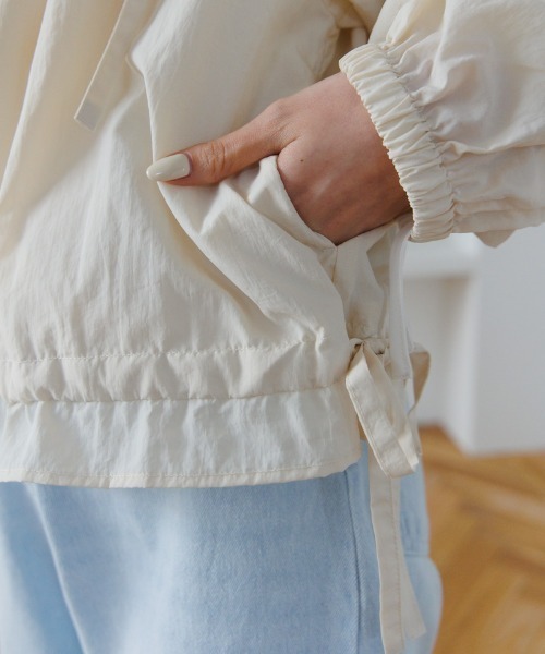 flower（フラワー）の「ライトリーフリルフーディー（ナイロンジャケット・レディース・ブルー/アイボリー・FREE）」の13枚目の写真