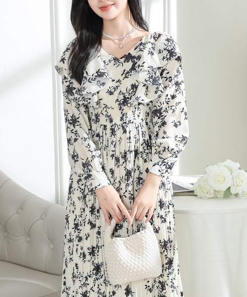 Lace Ladies(レースレディース)の「フラワー プリント 肩フリル 消しプリーツ ロング ワンピース(ワンピース・レディース・ブラック/ベージュ/ラベンダー・FREE/S)」の1枚目の写真