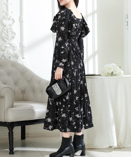 Lace Ladies(レースレディース)の「フラワー プリント 肩フリル 消しプリーツ ロング ワンピース(ワンピース・レディース・ブラック/ベージュ/ラベンダー・FREE/S)」の12枚目の写真
