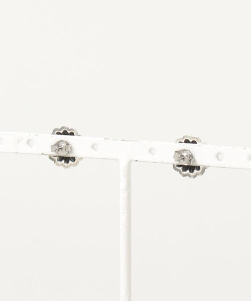 SHIPS（シップス）の「Indian.j:コンチョミニピアス（ピアス（両耳用）・レディース・シルバー・ONE SIZE）」の2枚目の写真