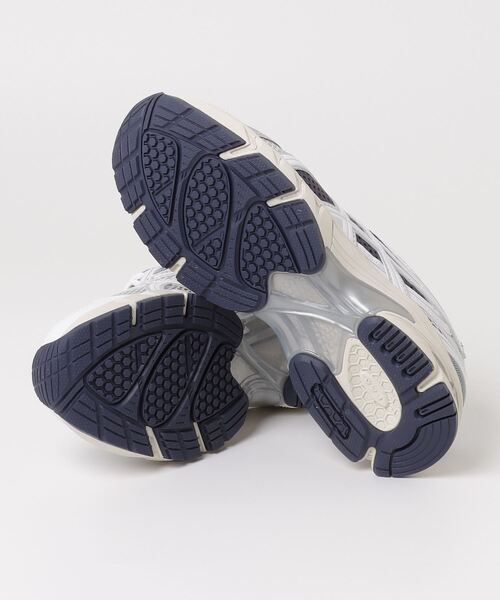 ASICS（アシックス）の「GEL-DS TRAINER 14 / ゲルディーエス トレーナー 14（スニーカー・メンズ・ホワイト×シルバー・23.5/25/27.5/29/26/29.5/24/25.5/28/26.5/24.5/30.5/27/28.5/23）」の3枚目の写真