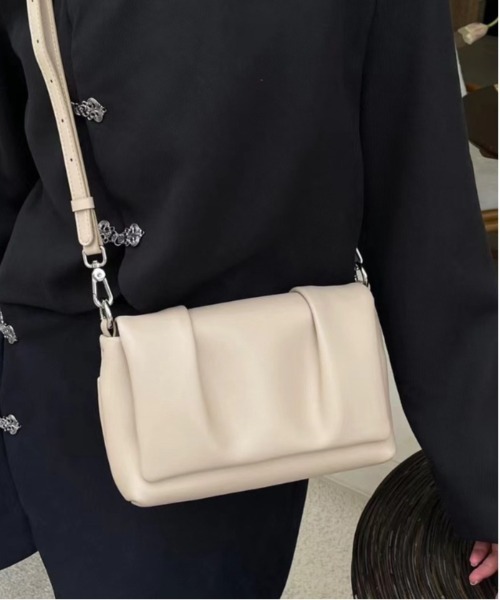 NiiNa（ニーナ）の「【 NiiNa / ニーナ 】【高品質牛革】特殊シワ加工 ワンハンドルスクエアバッグ（ショルダーバッグ・レディース・ブラック/ブラウン/ホワイト・FREE）」の4枚目の写真