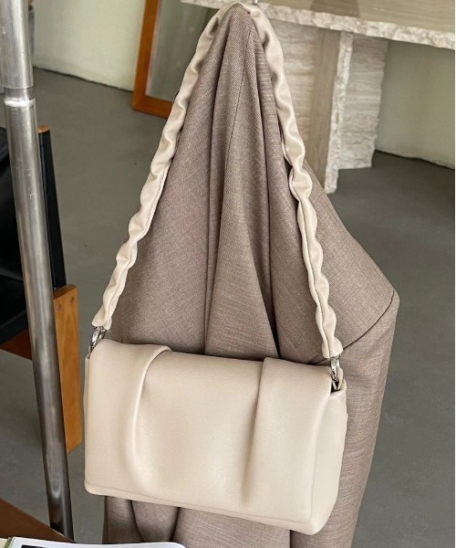 NiiNa（ニーナ）の「【 NiiNa / ニーナ 】【高品質牛革】特殊シワ加工 ワンハンドルスクエアバッグ（ショルダーバッグ・レディース・ブラック/ブラウン/ホワイト・FREE）」の6枚目の写真