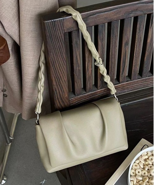 NiiNa（ニーナ）の「【 NiiNa / ニーナ 】【高品質牛革】特殊シワ加工 ワンハンドルスクエアバッグ（ショルダーバッグ・レディース・ブラック/ブラウン/ホワイト・FREE）」の8枚目の写真