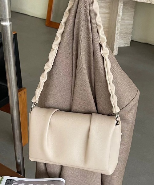 NiiNa（ニーナ）の「【 NiiNa / ニーナ 】【高品質牛革】特殊シワ加工 ワンハンドルスクエアバッグ（ショルダーバッグ・レディース・ブラック/ブラウン/ホワイト・FREE）」の10枚目の写真