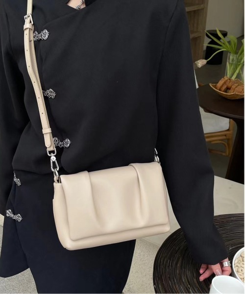 NiiNa（ニーナ）の「【 NiiNa / ニーナ 】【高品質牛革】特殊シワ加工 ワンハンドルスクエアバッグ（ショルダーバッグ・レディース・ブラック/ブラウン/ホワイト・FREE）」の12枚目の写真