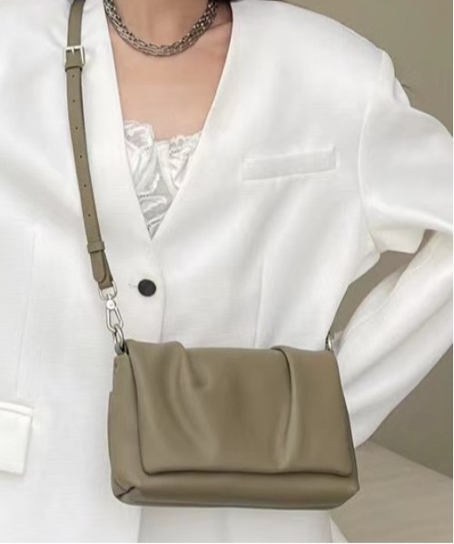 NiiNa（ニーナ）の「【 NiiNa / ニーナ 】【高品質牛革】特殊シワ加工 ワンハンドルスクエアバッグ（ショルダーバッグ・レディース・ブラック/ブラウン/ホワイト・FREE）」の13枚目の写真