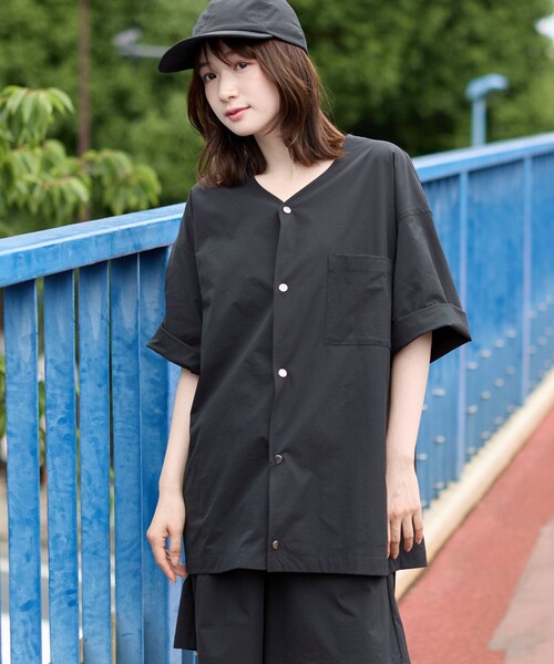 coen（コーエン）の「ハイカーテックライトウェイトノーカラーシャツ【洗濯機洗い可・２WAYストレッチ・防シワ】（シャツ/ブラウス・メンズ・ブラック/ブラウン/ダークグレー・S/M/L/XL）」の2枚目の写真