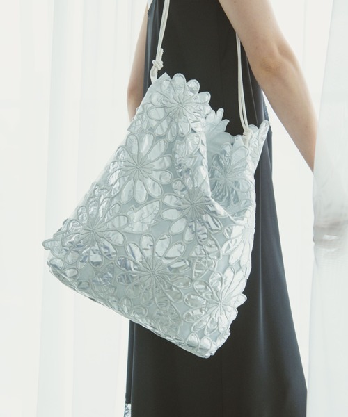 Three Four Time(スリーフォータイム)の「【Casselini】フラワートート(トートバッグ・レディース・シルバー/ゴールド・FREE)」の2枚目の写真