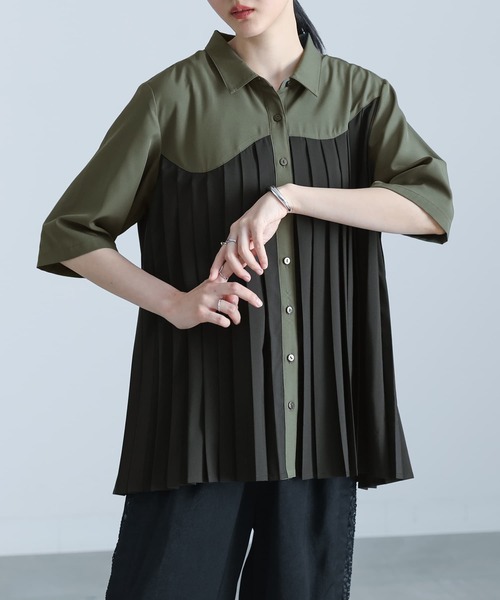 kOhAKU(コハク)の「『カーブ切替プリーツシャツ』(シャツ/ブラウス・レディース・ブラック/オフホワイト・2/1)」の2枚目の写真