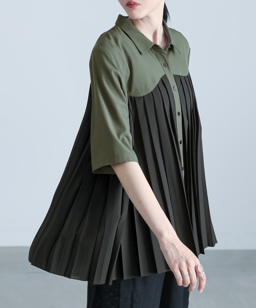 kOhAKU(コハク)の「『カーブ切替プリーツシャツ』(シャツ/ブラウス・レディース・ブラック/オフホワイト・2/1)」の4枚目の写真