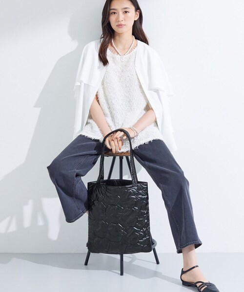 INDIVI（インディヴィ）の「【A4サイズ対応】シャイニーキルトトート（トートバッグ・レディース・ホワイト/シルバー/ブラック・00）」の2枚目の写真