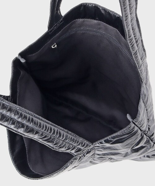 INDIVI（インディヴィ）の「【A4サイズ対応】シャイニーキルトトート（トートバッグ・レディース・ホワイト/シルバー/ブラック・00）」の4枚目の写真