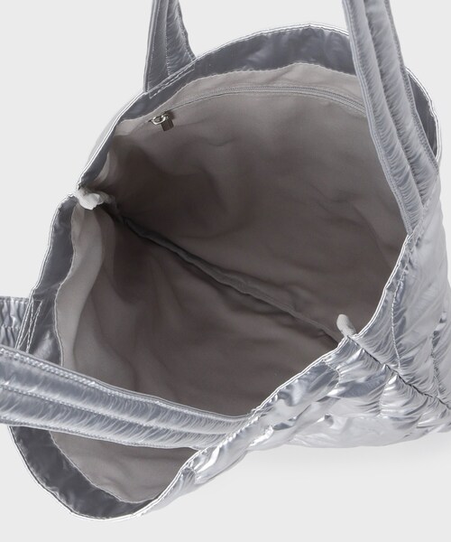 INDIVI（インディヴィ）の「【A4サイズ対応】シャイニーキルトトート（トートバッグ・レディース・ホワイト/シルバー/ブラック・00）」の5枚目の写真