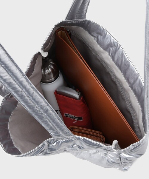 INDIVI（インディヴィ）の「【A4サイズ対応】シャイニーキルトトート（トートバッグ・レディース・ホワイト/シルバー/ブラック・00）」の6枚目の写真