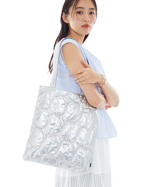 INDIVI（インディヴィ）の「【A4サイズ対応】シャイニーキルトトート（トートバッグ・レディース・ホワイト/シルバー/ブラック・00）」の13枚目の写真