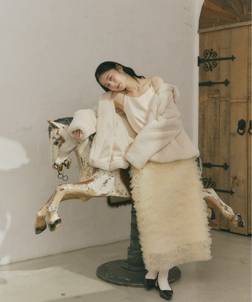 Olu.（オルドット）の「フラッフィーラウンドカラーペプラムファーコート（その他アウター・レディース・チャコールグレー/ベージュ/アイボリー・FREE）」の6枚目の写真