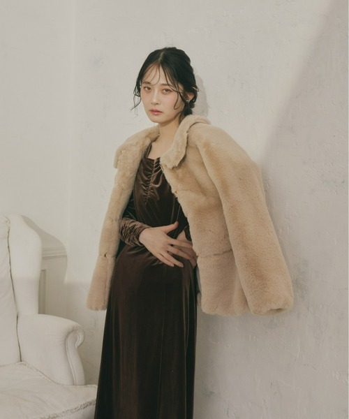 Olu.（オルドット）の「フラッフィーラウンドカラーペプラムファーコート（その他アウター・レディース・チャコールグレー/ベージュ/アイボリー・FREE）」の9枚目の写真