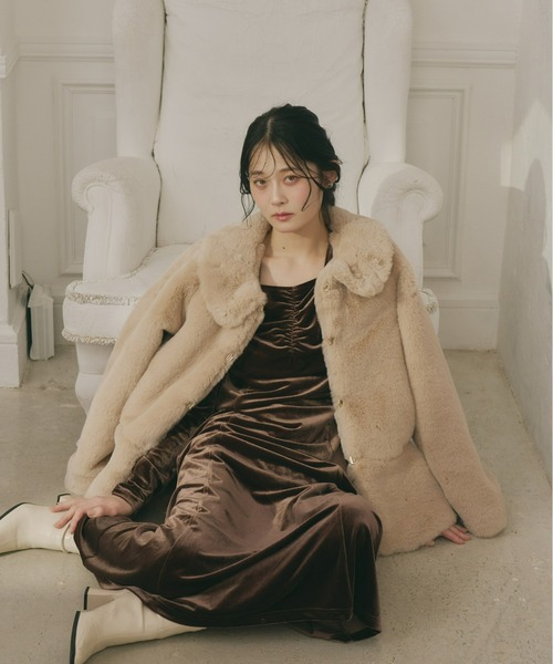 Olu.（オルドット）の「フラッフィーラウンドカラーペプラムファーコート（その他アウター・レディース・チャコールグレー/ベージュ/アイボリー・FREE）」の10枚目の写真