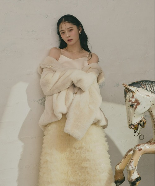 Olu.（オルドット）の「フラッフィーラウンドカラーペプラムファーコート（その他アウター・レディース・チャコールグレー/ベージュ/アイボリー・FREE）」の4枚目の写真