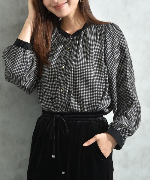 INTERPLANET（インタープラネット）の「厚地ジョーゼット千鳥柄袖２ＷＡＹブラウス（シャツ/ブラウス・レディース・オフホワイト/ベージュ・FREE）」の2枚目の写真