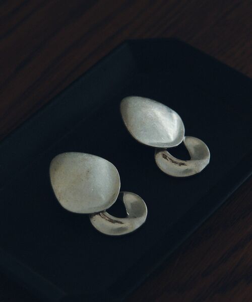 YECCA VECCA（イェッカヴェッカ）の「メタルプレートスイングピアス（ピアス（両耳用）・レディース・シルバー/ゴールド・FREE）」の2枚目の写真