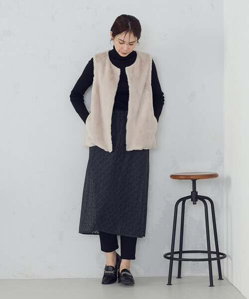 COMME CA ISM（コムサイズム）の「ラビット調　ファージレ（ベスト・レディース・ブラウン/グレイッシュベージュ・FREE）」の4枚目の写真