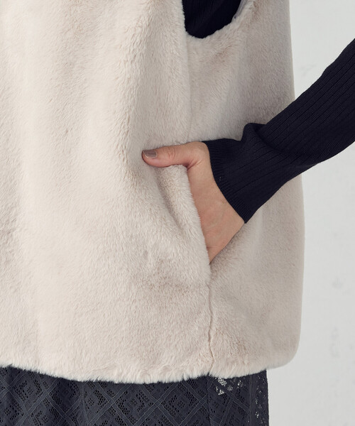 COMME CA ISM（コムサイズム）の「ラビット調　ファージレ（ベスト・レディース・ブラウン/グレイッシュベージュ・FREE）」の13枚目の写真