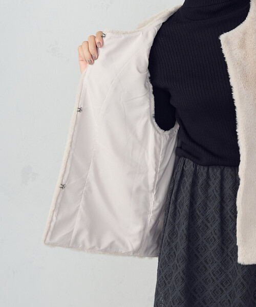 COMME CA ISM（コムサイズム）の「ラビット調　ファージレ（ベスト・レディース・ブラウン/グレイッシュベージュ・FREE）」の14枚目の写真