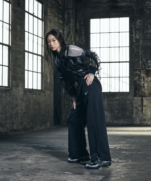 NIKE(ナイキ)の「ナイキ スポーツウェア フェニックス フリース ウィメンズ ハイウエスト ワイドレッグ パンツ / Nike Sportswear Phoenix Fleece Women's High-Waisted Wide-Leg Pants IH1012-010 Black(スウェットパンツ・レディース・ブラック・XS/S/M/L/XL)」の4枚目の写真