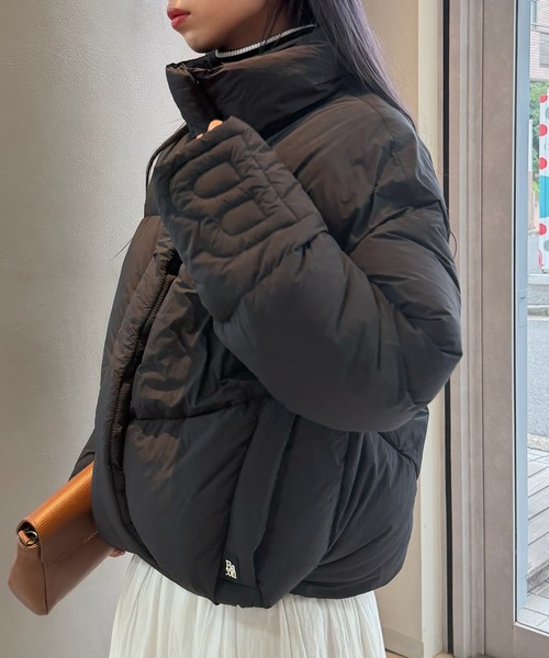 Bacon(ベーコン)の「【Bacon】W NEW ORDER スタンドカラー ダウンジャケット BACPIGIU568(ダウンジャケット/コート・レディース・ブラック/ブラウン・S/XS)」の4枚目の写真
