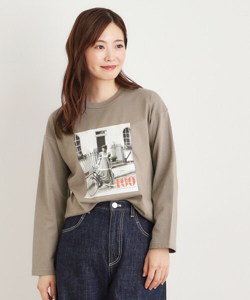 LAURA ASHLEY（ローラアシュレイ）の「ローラ アシュレイ生誕100周年記念 枚数限定 サイクルガール フォトTシャツ（Tシャツ/カットソー・レディース・ピンク系/チャコールグレー/アイボリー・38）」の3枚目の写真