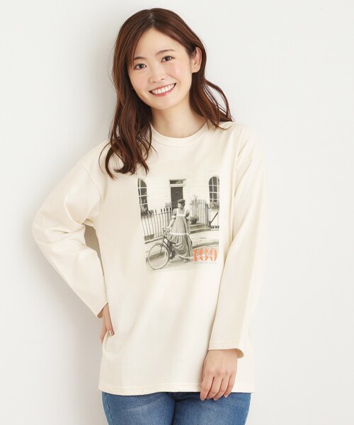 LAURA ASHLEY（ローラアシュレイ）の「ローラ アシュレイ生誕100周年記念 枚数限定 サイクルガール フォトTシャツ（Tシャツ/カットソー・レディース・ピンク系/チャコールグレー/アイボリー・38）」の2枚目の写真