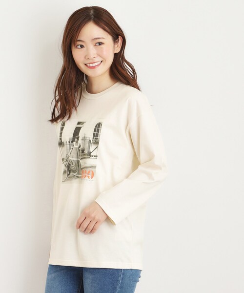LAURA ASHLEY（ローラアシュレイ）の「ローラ アシュレイ生誕100周年記念 枚数限定 サイクルガール フォトTシャツ（Tシャツ/カットソー・レディース・ピンク系/チャコールグレー/アイボリー・38）」の4枚目の写真