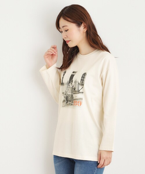 LAURA ASHLEY（ローラアシュレイ）の「ローラ アシュレイ生誕100周年記念 枚数限定 サイクルガール フォトTシャツ（Tシャツ/カットソー・レディース・ピンク系/チャコールグレー/アイボリー・38）」の5枚目の写真