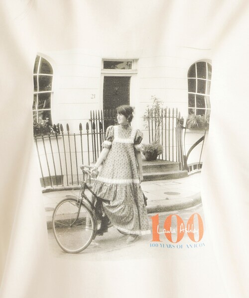 LAURA ASHLEY（ローラアシュレイ）の「ローラ アシュレイ生誕100周年記念 枚数限定 サイクルガール フォトTシャツ（Tシャツ/カットソー・レディース・ピンク系/チャコールグレー/アイボリー・38）」の7枚目の写真