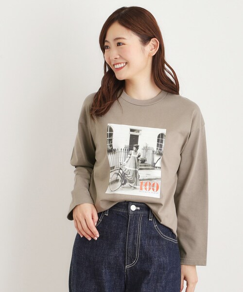 LAURA ASHLEY（ローラアシュレイ）の「ローラ アシュレイ生誕100周年記念 枚数限定 サイクルガール フォトTシャツ（Tシャツ/カットソー・レディース・ピンク系/チャコールグレー/アイボリー・38）」の9枚目の写真