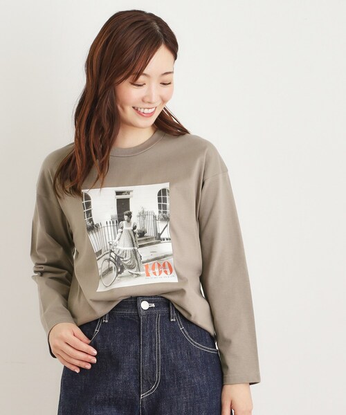 LAURA ASHLEY（ローラアシュレイ）の「ローラ アシュレイ生誕100周年記念 枚数限定 サイクルガール フォトTシャツ（Tシャツ/カットソー・レディース・ピンク系/チャコールグレー/アイボリー・38）」の10枚目の写真