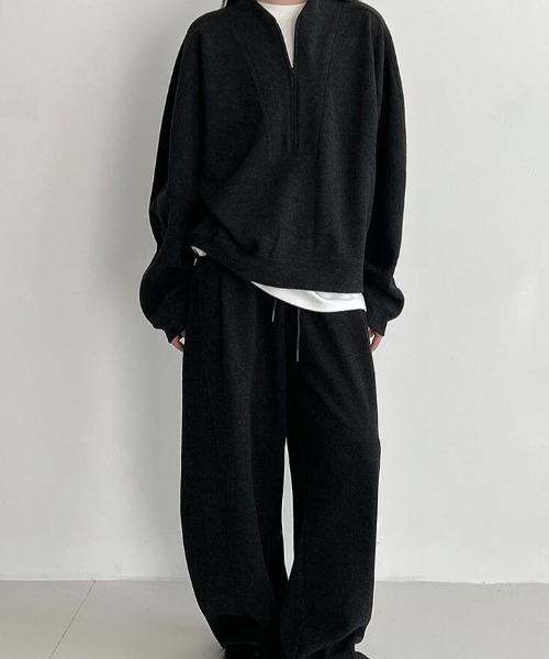 ハーフジップトップスとワイドパンツのセットアップ