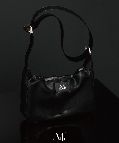 MUCENT(ムセント)の「A'GEM/9 × .kom 『MUCENT/ムーセント』 MERIN GOLD LINE LEATHER SHOULDER BAG UNISEX/ゴールドラインレジャーショルダーバッグ(ショルダーバッグ・レディース・ブラック・FREE)」の3枚目の写真