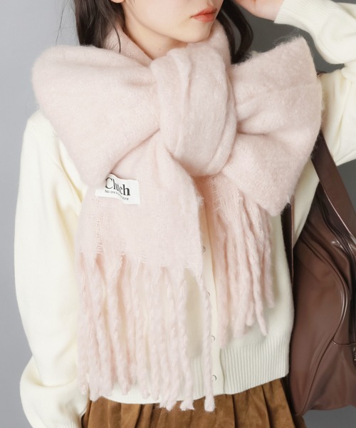 SPINNS（スピンズ）の「ふんわり軽く、しっかり暖かい。冬の主役級マフラー（マフラー・レディース・ピンク/レッド/イエロー/アイボリー/ブルー・ONESIZE）」の4枚目の写真