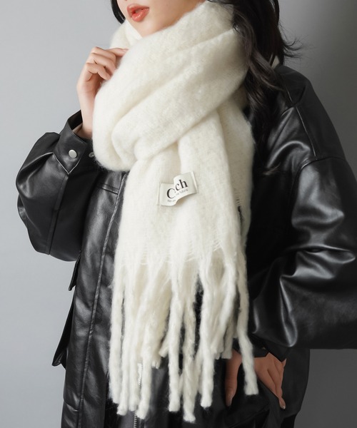 SPINNS（スピンズ）の「ふんわり軽く、しっかり暖かい。冬の主役級マフラー（マフラー・レディース・ピンク/レッド/イエロー/アイボリー/ブルー・ONESIZE）」の14枚目の写真