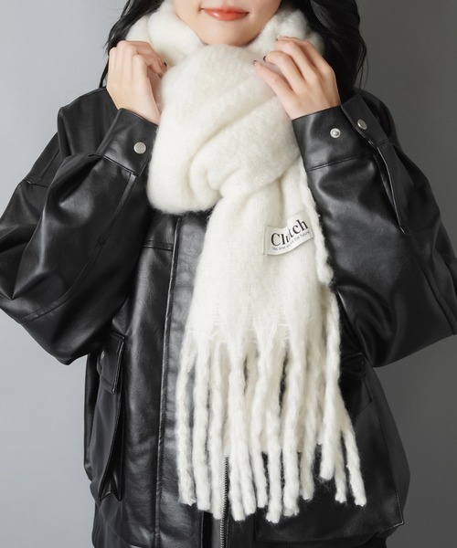 SPINNS（スピンズ）の「ふんわり軽く、しっかり暖かい。冬の主役級マフラー（マフラー・レディース・ピンク/レッド/イエロー/アイボリー/ブルー・ONESIZE）」の6枚目の写真