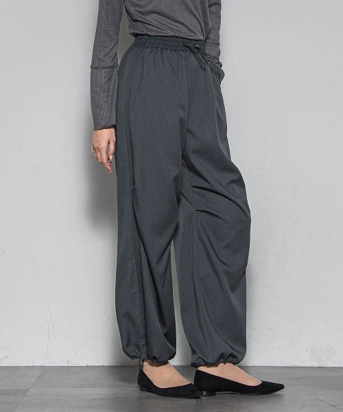 MAYSON GREY(メイソングレイ)の「サイドラインパラシュートパンツ≪洗濯機で洗える≫(その他パンツ・レディース・チャコールグレー/ブラック・M)」の9枚目の写真