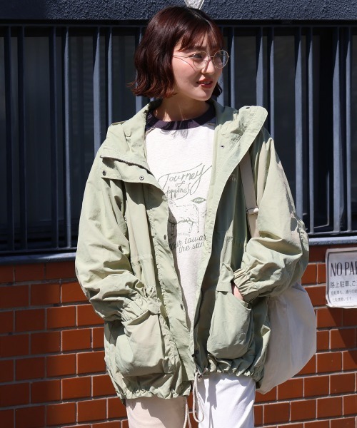 KRIFF MAYER Lady's Collection（クリフメイヤーレディースコレクション）の「【撥水/防汚】クリーネス ゆったりマウンテンパーカー / ライトアウター（オーバーサイズ・ウエストドロスト）（マウンテンパーカー・レディース・カラフル/チャコール/ナチュラル/オリーブ・LARGE/MEDIUM）」の4枚目の写真