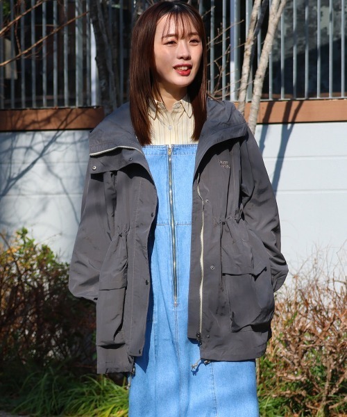 KRIFF MAYER Lady's Collection（クリフメイヤーレディースコレクション）の「【撥水/防汚】クリーネス ゆったりマウンテンパーカー / ライトアウター（オーバーサイズ・ウエストドロスト）（マウンテンパーカー・レディース・カラフル/チャコール/ナチュラル/オリーブ・LARGE/MEDIUM）」の2枚目の写真