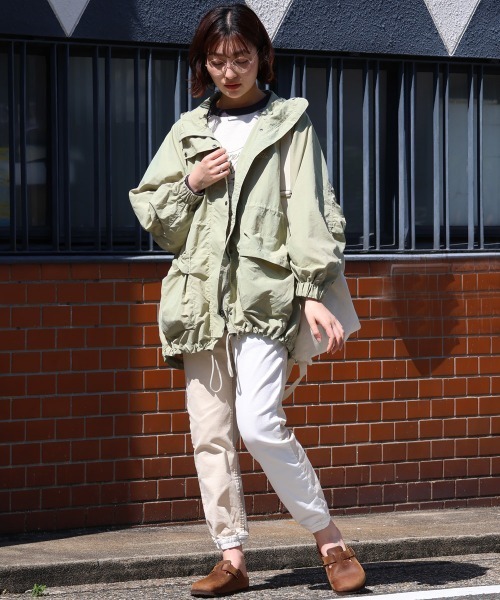 KRIFF MAYER Lady's Collection（クリフメイヤーレディースコレクション）の「【撥水/防汚】クリーネス ゆったりマウンテンパーカー / ライトアウター（オーバーサイズ・ウエストドロスト）（マウンテンパーカー・レディース・カラフル/チャコール/ナチュラル/オリーブ・LARGE/MEDIUM）」の11枚目の写真