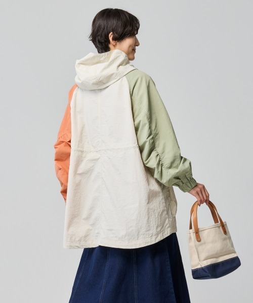 KRIFF MAYER Lady's Collection（クリフメイヤーレディースコレクション）の「【撥水/防汚】クリーネス ゆったりマウンテンパーカー / ライトアウター（オーバーサイズ・ウエストドロスト）（マウンテンパーカー・レディース・カラフル/チャコール/ナチュラル/オリーブ・LARGE/MEDIUM）」の6枚目の写真