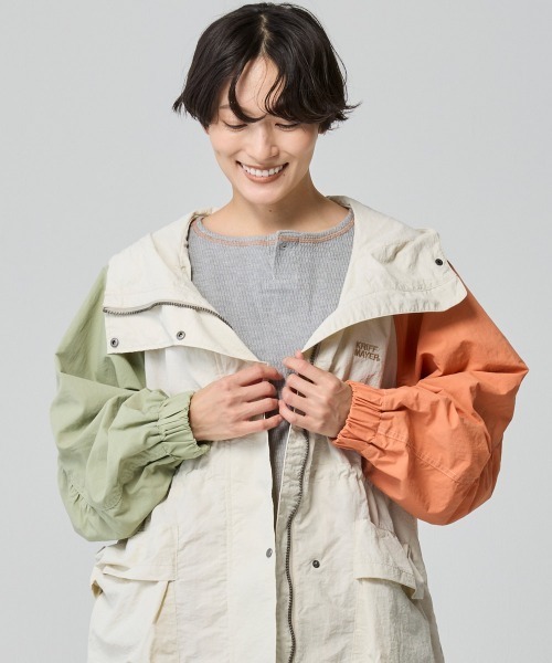 KRIFF MAYER Lady's Collection（クリフメイヤーレディースコレクション）の「【撥水/防汚】クリーネス ゆったりマウンテンパーカー / ライトアウター（オーバーサイズ・ウエストドロスト）（マウンテンパーカー・レディース・カラフル/チャコール/ナチュラル/オリーブ・LARGE/MEDIUM）」の7枚目の写真