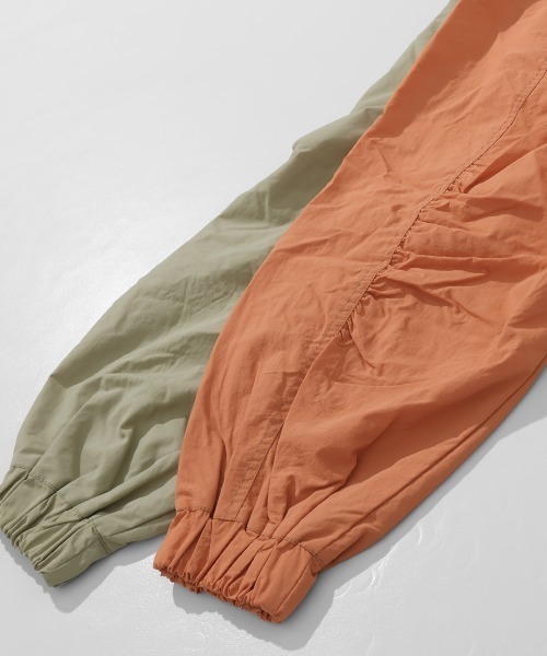 KRIFF MAYER Lady's Collection（クリフメイヤーレディースコレクション）の「【撥水/防汚】クリーネス ゆったりマウンテンパーカー / ライトアウター（オーバーサイズ・ウエストドロスト）（マウンテンパーカー・レディース・カラフル/チャコール/ナチュラル/オリーブ・LARGE/MEDIUM）」の19枚目の写真